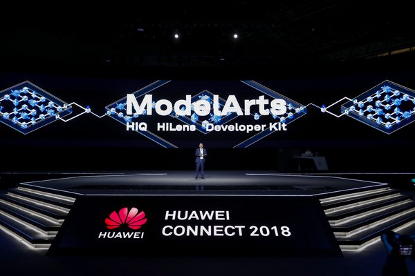 Zheng Yelai, Naib Presiden Huawei dan Presiden Cloud BU Huawei di majlis pelancaran ModelArts