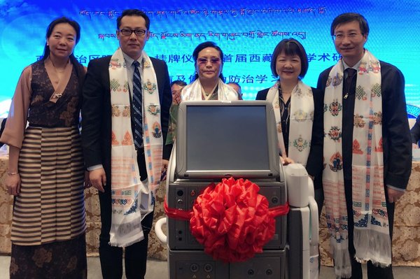 魏文斌教授（右一）、西藏自治区藏医院院长白玛央珍（左三）、西藏自治区藏医院眼科中心主任次旦央吉（左一）、爱尔康大中国区总裁王慧女士（右二）和爱尔康中国手术产品事业部负责人陆晶先生（左二）共同为西藏地区的首台“CONSTELLATION®玻璃体视网膜手术系统”揭幕