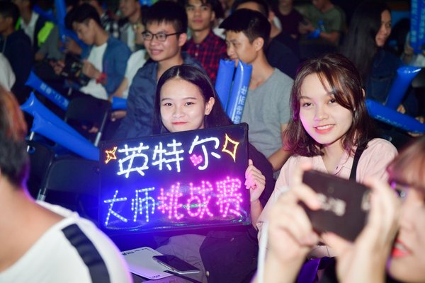 IMC广州现场气氛热烈：观众手举IMC灯牌，热情澎湃