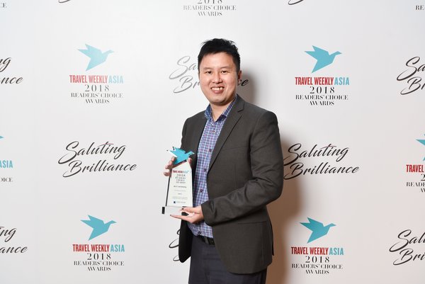 Alvin Ng, Giám đốc phát triển kinh doanh, Hertz Asia Pacific, thay mặt Hertz, nhận Giải thưởng cho thuê ô tô tại Giải thưởng Lựa chọn của độc giả Travel Weekly Asia