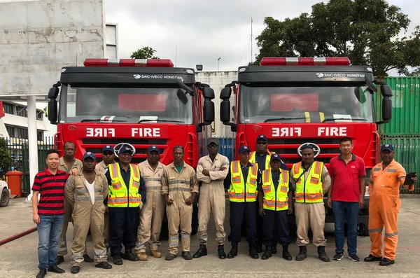 川消消防培训服务人员（前排右二）在消防车交付现场
