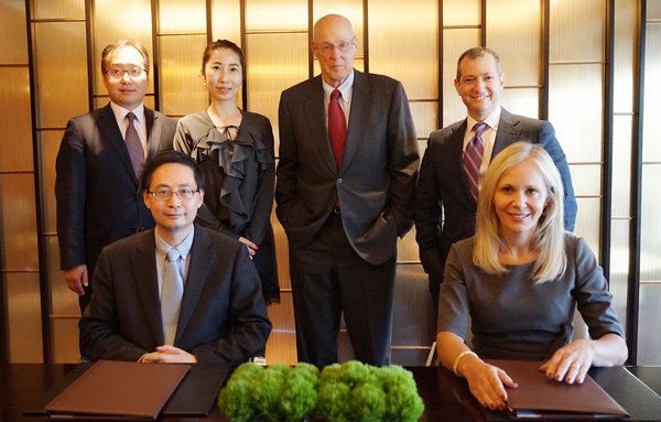 Deborah Lehr, Vice Chairman of the Paulson Institute (front right) signed the agreement with Ma Jun, Director of Tsinghua Center for Finance and Development (front left). Henry M. Paulson, Jr., Chairman of the Paulson Institute (center) witnessed the signing ceremony.