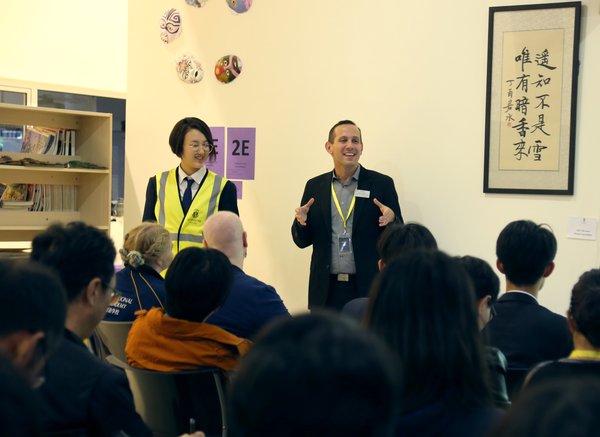 哈罗北京学生在大学展专题讲座上担当翻译