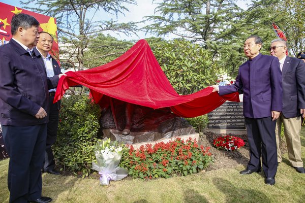 彭雪楓將軍紀念像揭幕儀式 （左起：原總政治部副主任兼軍紀委書記、全國政協(xié)常委童世平上將，上海市新四軍歷史研究會會長劉蘇閩將軍，彭雪楓將軍之子、全國政協(xié)第十二屆常委、原第二炮兵政委彭小楓上將，福壽園國際集團董事會主席白曉江）