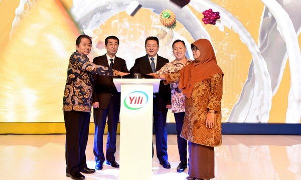 Para tamu undangan menyaksikan peluncuran global es krim Joyday di Indonesia
