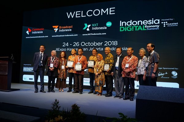 Indonesia Digital Economy Summit 2018 menghadirkan berbagai tokoh penting dalam industri teknologi. Mereka berbagi keahilan bagaimana membangun ekosistem digital yang berkelanjutan untuk inovasi bisnis.