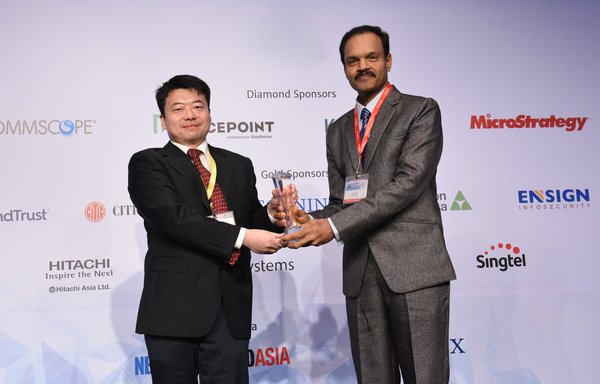 Reggie Xia, Chief DC Network Architect, Huawei Southern Pacific Region receives award from Mr. Ravi Dasari, Chief Information Security Officer, Deutsche Bank.