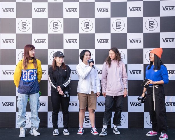 女子滑手圆桌会现场 （从左至右依次为惠子轩、杨彬、杨柳青、Lizzie Armanto及Lizzy Yao ）
