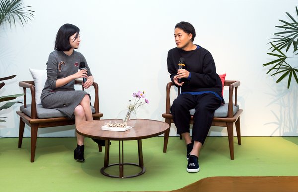爱彼迎中国设计团队负责人Vivian Wang（左）与建筑设计师青山周平（右）展开对话
