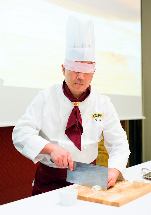 烹饪大师在李锦记130周年庆典晚宴上精湛的刀工让在场人叹为观止