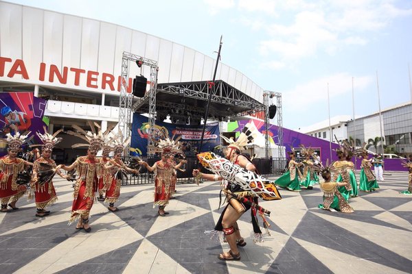 Berbagai tarian dan kesenian daerah turut memeriahkan "Youth Expo and Festival" yang digelar Kemenpora di Velodrome Rawamangun (28/10)