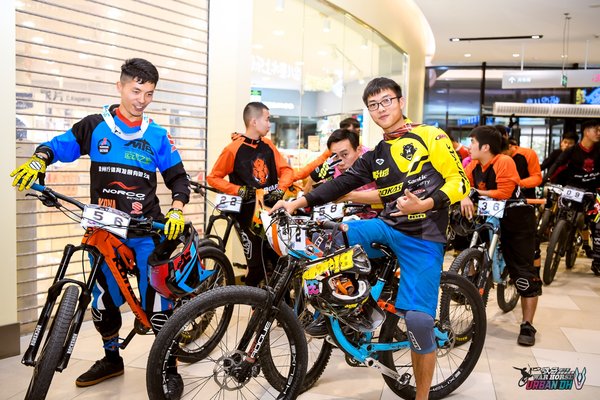 商场内的飞车大战 -- 2018战马自行车速降巡回赛武汉开飚