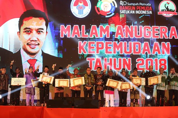 Menpora Imam Nahrawi memberikan penghargaan kepada pemuda berprestasi dan Kota Layak Pemuda di Balai Samudera, Jakarta, Senin (29/10) malam