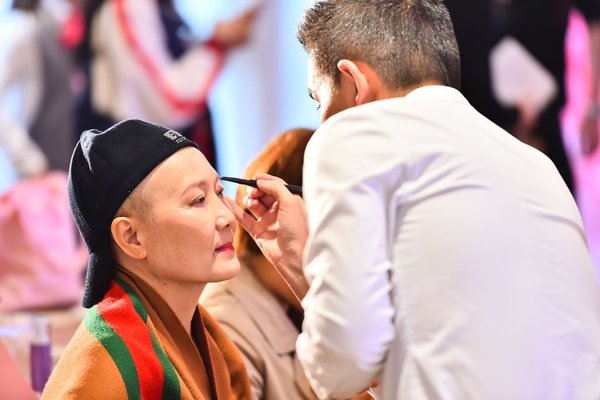 由爱茉莉太平洋彩妆师和美容顾问组成的志愿者团队，教授两癌患友完成属于自己的“焕彩妆容”