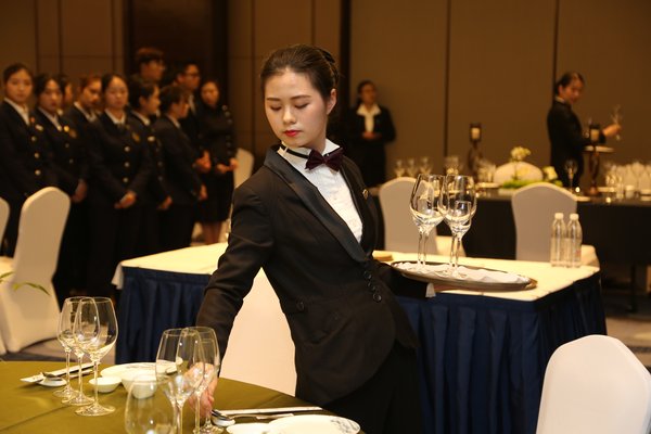 晚宴服务人员图片