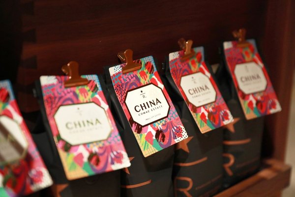 在此次星巴克为与会嘉宾提供的多款咖啡中，星巴克臻选(TM)中国云南高雅庄园咖啡豆是第一款真正在中国本土种植、生产并烘焙的明星产品，具有着非凡的意义。