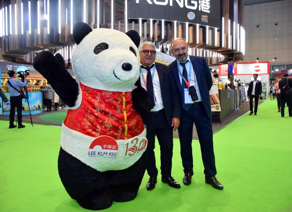 “李锦记熊猫”亮相中国国际进口博览会并与到场来宾互动