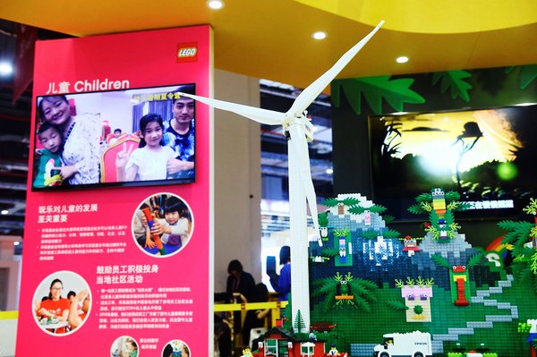全新乐高创意百变高手系列Vestas风力发电机作为首款突显植物基颗粒的乐高零售套装产品亮相进博会，并将在中国发售