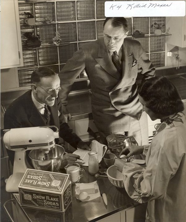 1930年代，埃格蒙特-阿伦斯操刀设计的K系列厨师机，这款厨师机成为了KitchenAid品牌的设计标准