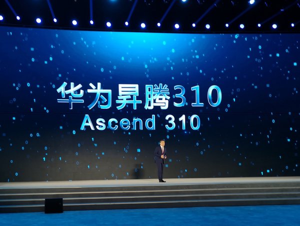 Yan Lida, Pengarah Lembaga di Huawei dan Presiden Huawei Enterprise Business Group memperkenalkan Ascend 310 kepada para tetamu di persidangan tersebut