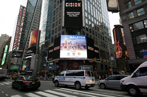 New York’s Times Square billboard displaying the “Malaysia: Bouncing Back even Better than Before” TVC, during last Tuesday’s US Mid-Term Elections day as passerby were anxious to stay abreast of the elections results.