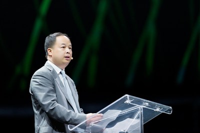 Yu Jun, presiden GAC Motor, menyampaikan ucapan di Move'On, sidang kemuncak mobiliti mampan global Michelin
