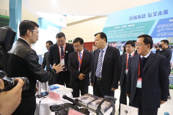河南省人民政府**刘伟一行参观2018首届世界传感器展览会
