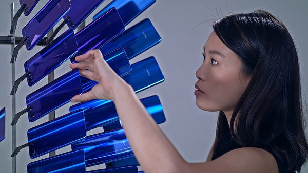 Seni instalasi ini terbuat dari sekitar 2.000 glass back pada ponsel pintar Honor yang didaur ulang, serta akan tampil perdana di H Queen Hong Kong pada Desember ini