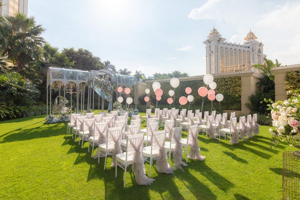 澳门JW万豪酒店及澳门丽思卡尔顿酒店全新的户外婚礼场地为新人缔造完美无瑕的梦幻婚宴。