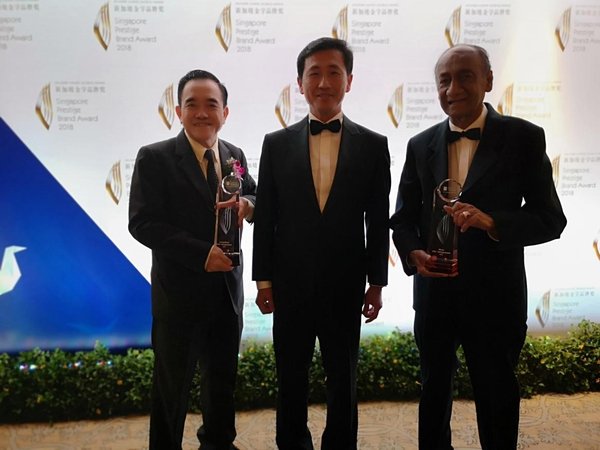 圖片左起依次為MDIS主席Eric Kuan博士、新加坡教育部長王乙康及MDIS秘書長R Theyvendran博士