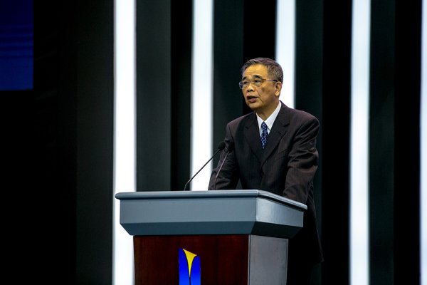 中国互联网金融协会会长李东荣发表演讲