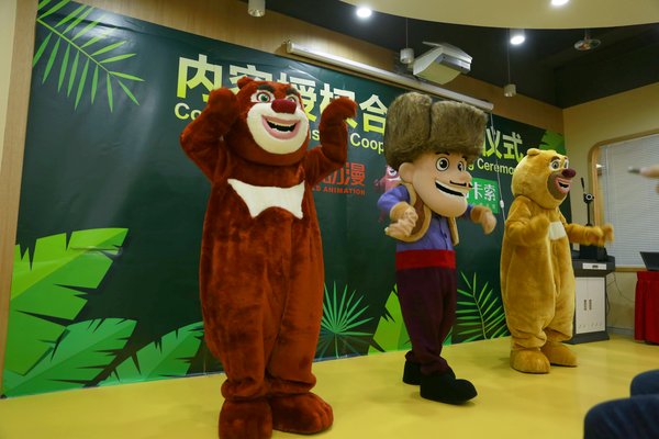 熊大、熊二与光头强卡通形象带来欢乐的舞蹈