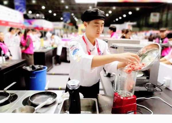 2016级李锦记希望厨师桂辰明认真参加比赛