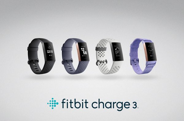 Fitbit Charge 3 由左至右：黑色錶帶配石墨鋁質外殼，藍色灰錶帶配玫瑰金鋁質外殼，冰白色運動帶配墨鋁質外殼，薰衣草紫色編製錶帶配玫瑰金鋁質外殼