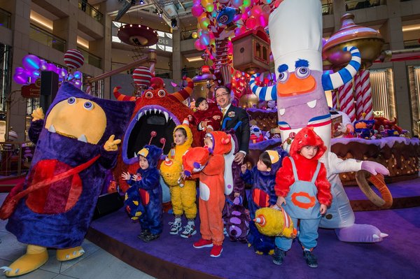 Mr. Raymond Chow, Executive Director of Hongkong Land, lil’ Cocoa Monsters and the Cocoa Monsters from the Cocoaland at LANDMARK ATRIUM.