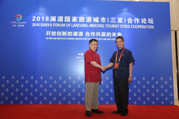 Member of Standing Committee of CPC Hainan Provincial Committee and secretary of CPC Sanya Municipal Committee Tong Daochi welcomes Minister Counselor of the Vietnamese Embassy in China Nguyen Dac Thanh