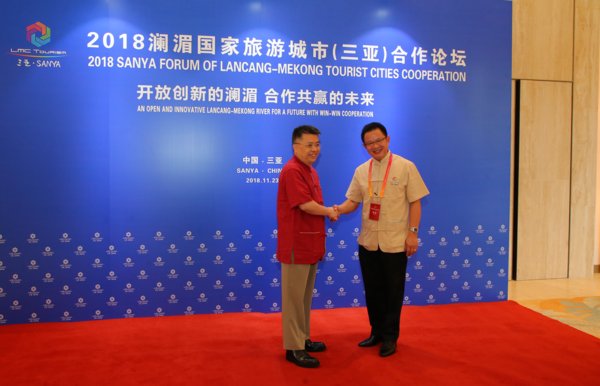 Member of Standing Committee of CPC Hainan Provincial Committee and secretary of CPC Sanya Municipal Committee Tong Daochi welcomes Vice Governor of Phuket Province in Thailand, Thanyawat Chanpinit.