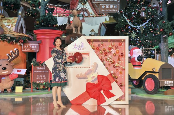 黄瑛女士在启动仪式现场上为圣诞季第一份赠礼盖上邮戳