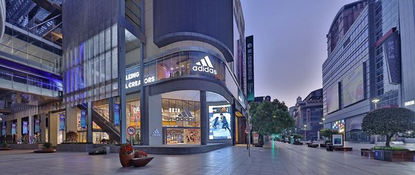 阿迪达斯第一品牌中心坐落于上海南京东路800号