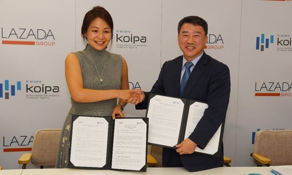 Lazada 그룹 법무자문위원 Gladys Chun(왼쪽)과 이해평 한국지식재산보호원장(오른쪽)이 Lazada가 진출한 국가에서 한국 브랜드의 IP 권리를 보호하는 MoU를 체결한 후 악수하고 있다.