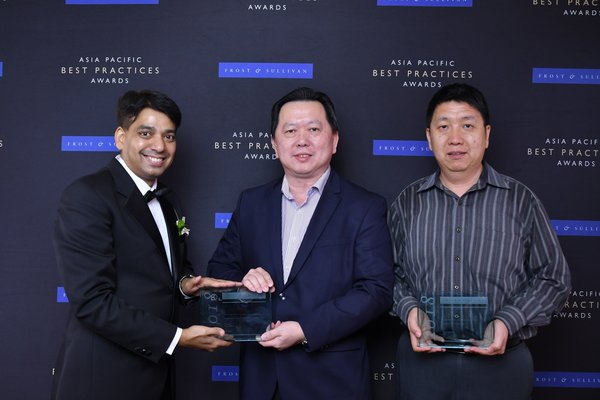 Neo Teck Guan, Director, ICT Strategy and Alliances, Huawei Southern Pacific Region and James Ning, Senior Manager, Strategic Alliance, Huawei Southern Pacific Region receive awards from Ajay Sunder, Vice President - Head of ICT Practice, Frost & Sullivan.