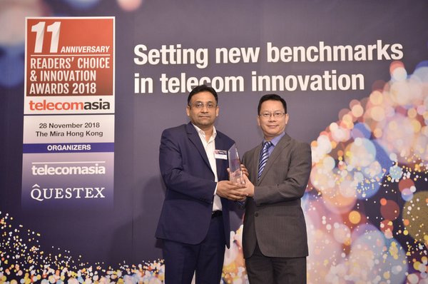 Konesh Kochhal, Director of Industry Ecosystem Engagement, Huawei Southern Pacific Region receives award from Simon Yeung, Regional Director, Questex Asia.