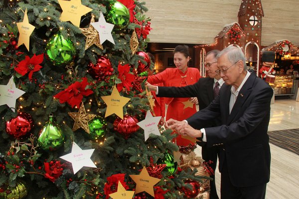 Chief Executive Officer & Group Managing Director, OUE, Thio Gim Hock, memimpin pembukaan program kemasyarakatan tahunan "Stars of Christmas" di Mandarin Orchard Singapore