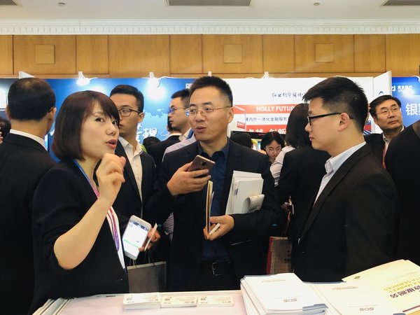 在第十四届中国（深圳）国际期货大会数讯站台上，参会嘉宾与数讯代表讨论技术方案