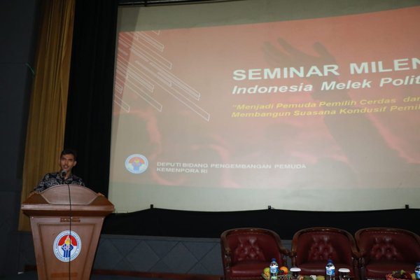 Deputi Menteri Pengembangan Pemuda Kemenpora, Asrorun Ni'am Sholeh, menyampaikan pidato pembuka ‘Seminar Milenial Indonesia Melek Politik,’ 4 Desember 2018.