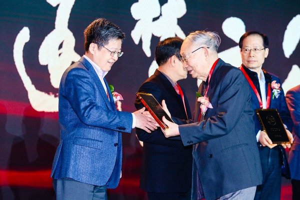 A.O.史密斯集团高级副总裁兼中国投资公司总裁丁威先生获颁“功勋人物奖”