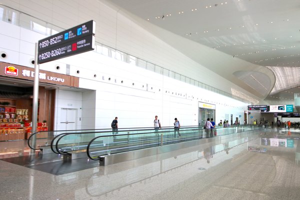 应用于广州白云国际机场T2航站楼的日立自动人行道