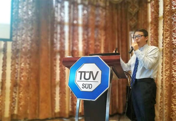 TUV南德广州分公司工业零部件产品部经理麻腾先生介绍新能源储能用连机器标准及新能源汽车用连接器标准