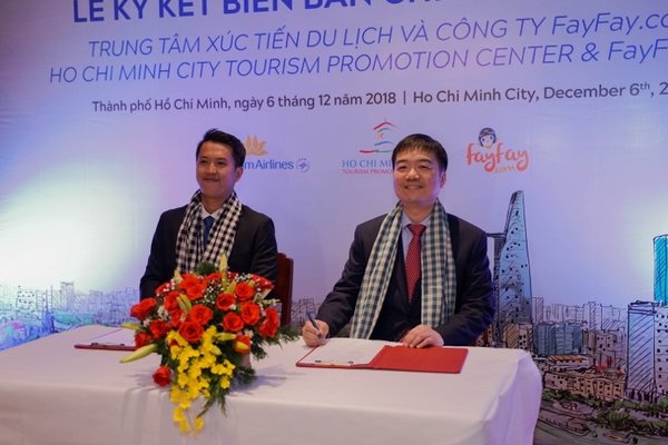 Fayfay.com創始人Kingston Lai（右）與胡志明市旅遊推廣中心副主席Tran Ngoc Dong Quan（左）簽署諒解備忘錄，以促進越南旅遊業發展。