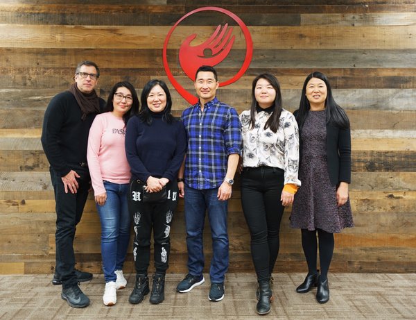 从左至右：理查德-拉-格拉文斯（Richard LaGravense）、珍妮-韩（Jenny Han）、玛格丽特-曹（Margaret Cho）、金大铉（Daniel Dae Kim）、高扬（Jessica Gao）、东方梦工厂首席创意官周珮玲